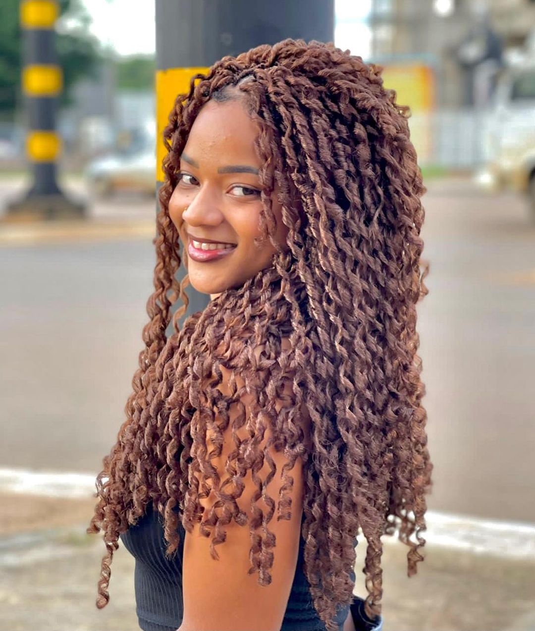 manutenção morena iluminada cabelo cacheado 3c