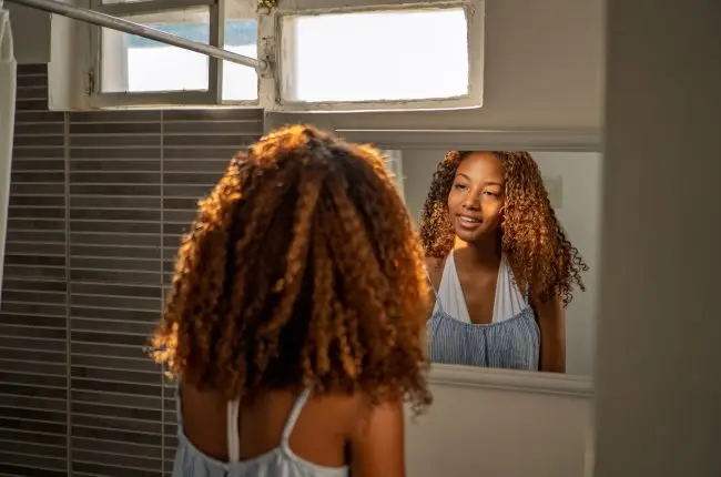 manutenção morena iluminada cabelo cacheado 3c