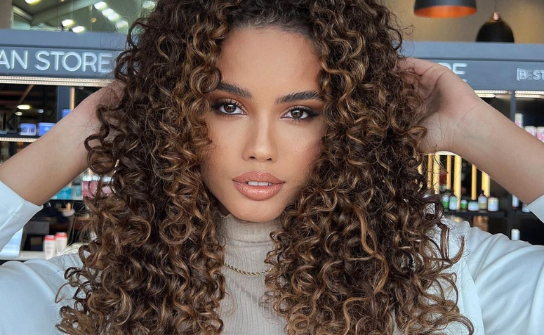 inspiração cabelo morena iluminada cacheado