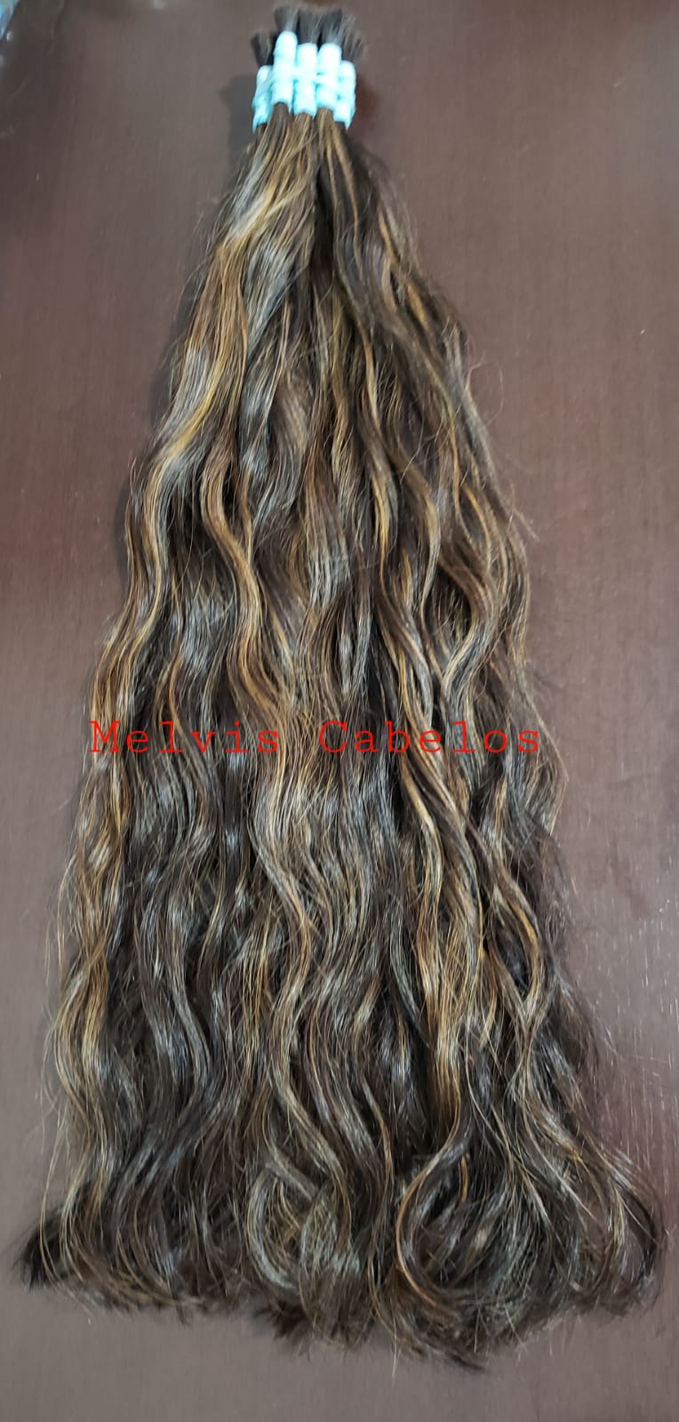 cabelo ondulado com luzes platinadas