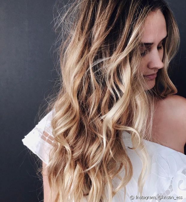 cabelo ondulado com mechas mel