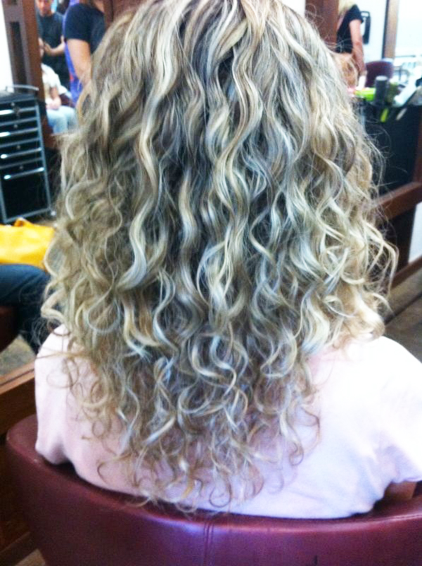 cabelo ondulado com luzes caramelo