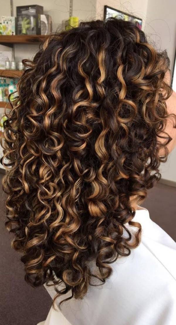 morena iluminada cabelo ondulado