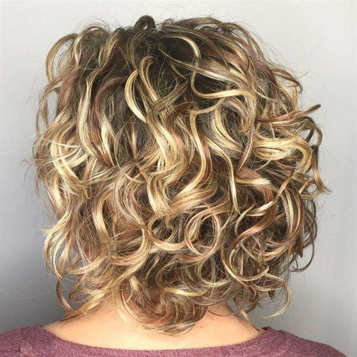 luzes em cabelo ondulado curto