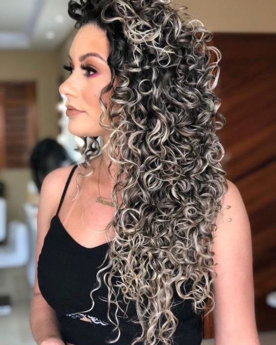 cabelo ondulado com luzes marcadas
