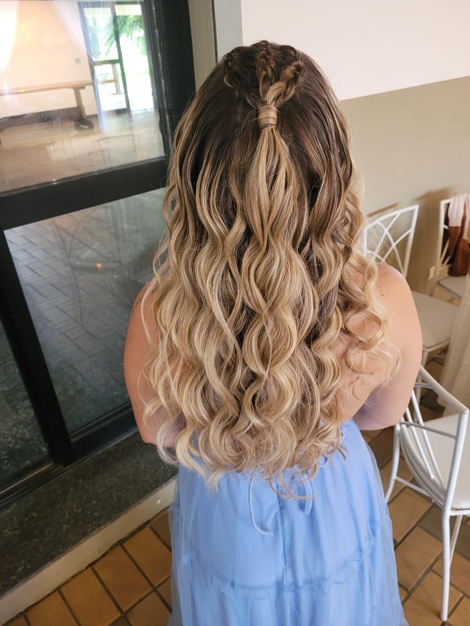 penteados para casamento cabelo cacheado convidada