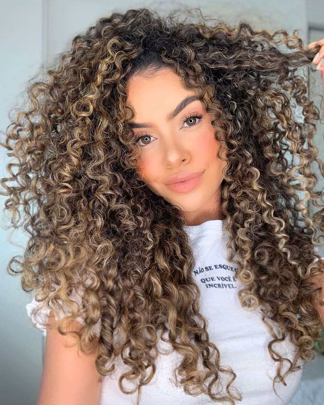 cabelos cacheados com mechas