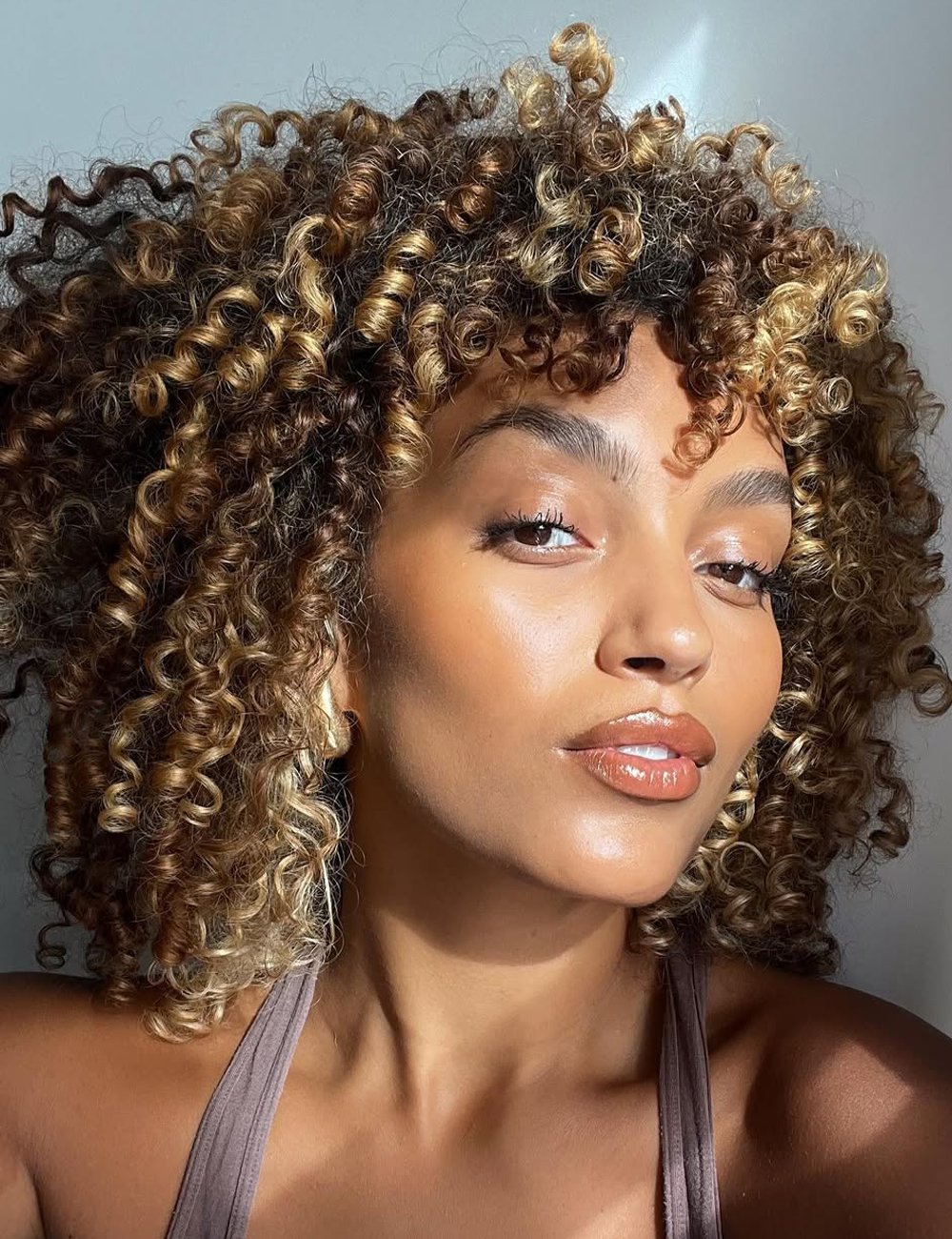 cabelo cacheado curto com luzes