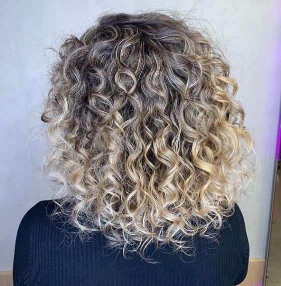 cabelo cacheado com pintura manual