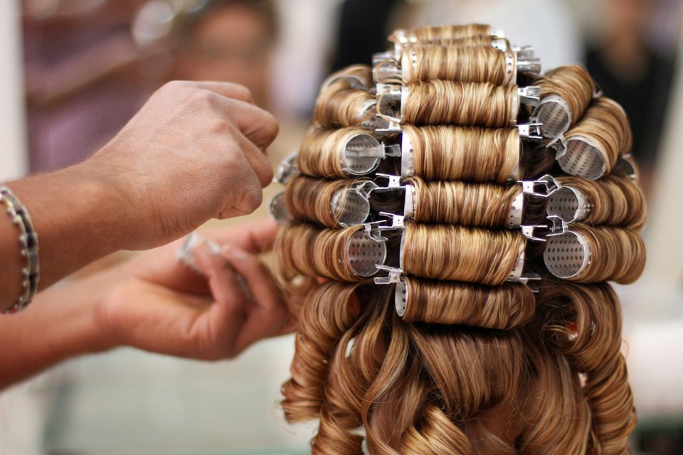 Dominican Blowout: O Segredo para Alisar Cabelos Cacheados com Bobes