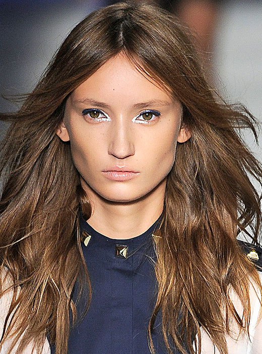 5 ideias de títulos:
1. Tendências de Cortes de Cabelo para o Inverno de 2013: O Guia Completo
2. Franjas em Alta: Como Adotar o Estilo do Inverno 2013
3. Long Bob e Cortes Geométricos: Os Looks Que Dominaram o Inverno 2013
4. Cores de Cabelo para o Inverno 2013: Tons Sofisticados e Fechados
5. Penteados Estruturados com Gel: A Tendência do Fashion Rio Inverno 2013