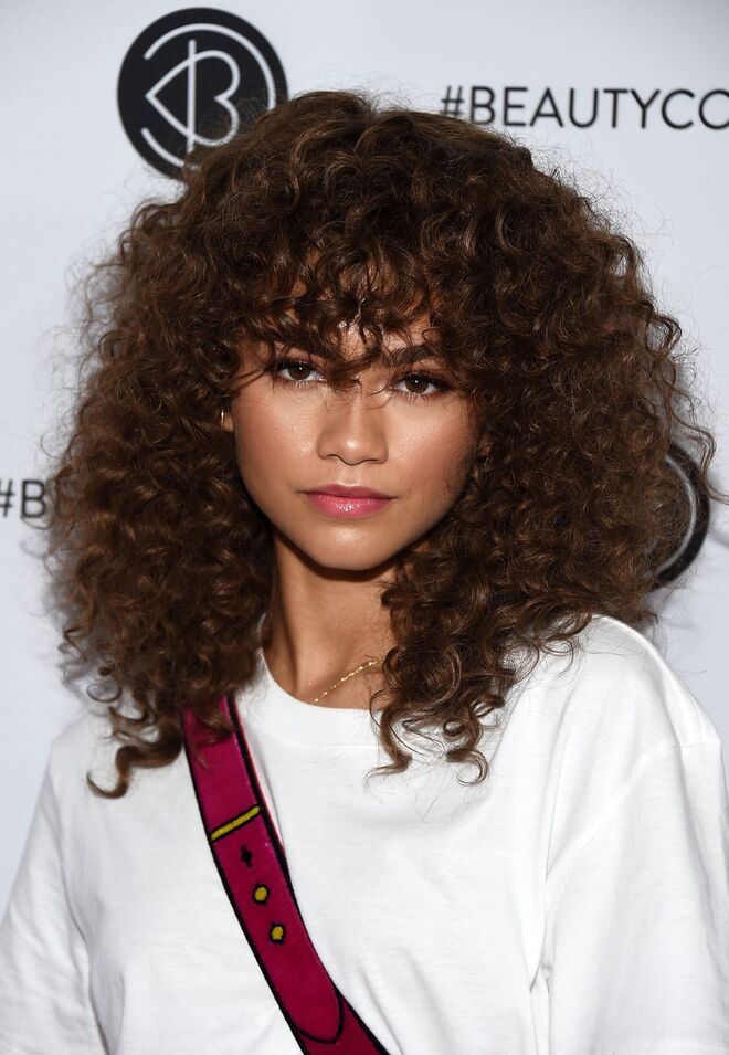 5 ideias de títulos:
1. Tendências de Cortes de Cabelo para o Inverno de 2013: O Guia Completo
2. Franjas em Alta: Como Adotar o Estilo do Inverno 2013
3. Long Bob e Cortes Geométricos: Os Looks Que Dominaram o Inverno 2013
4. Cores de Cabelo para o Inverno 2013: Tons Sofisticados e Fechados
5. Penteados Estruturados com Gel: A Tendência do Fashion Rio Inverno 2013