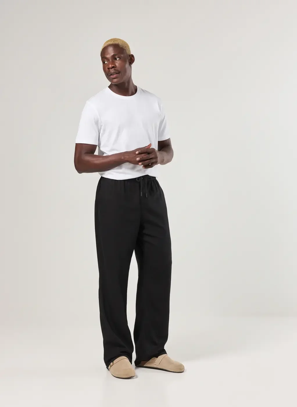 calça de linho preta com tênis