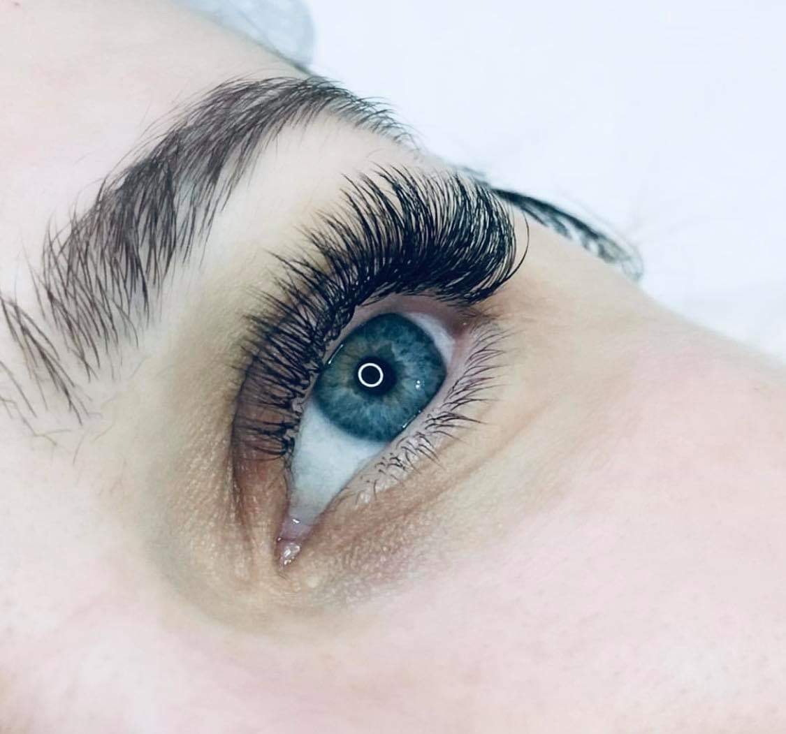 Como Escolher a Cola Ideal para Extensão de Cílios Híbridos