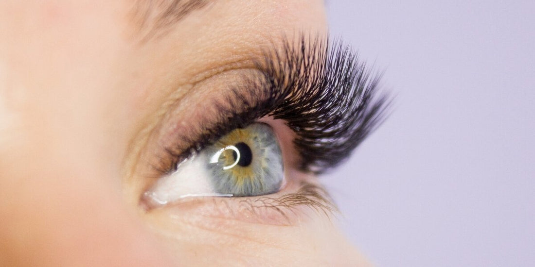 Como Escolher a Cola Ideal para Extensão de Cílios Híbridos