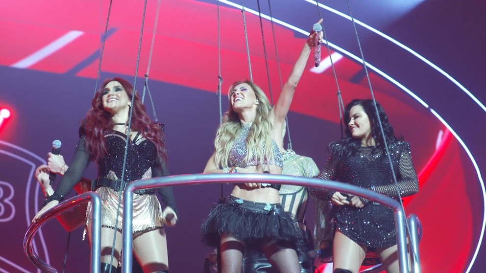 clipe oficial Rebelde YouTube