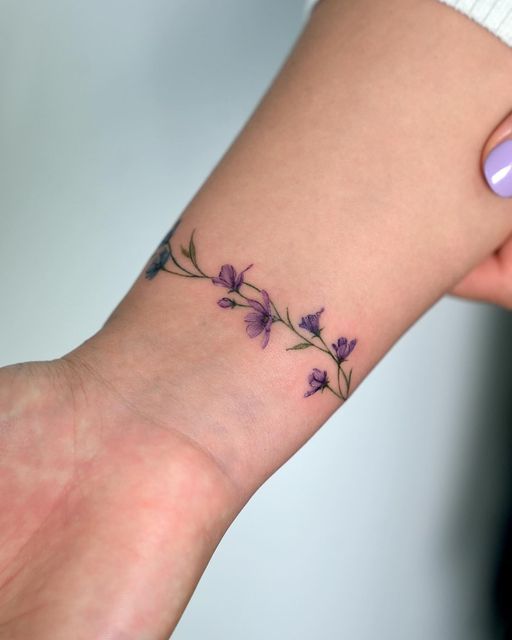 ideias de tatuagem para cobrir outra no pulso feminina