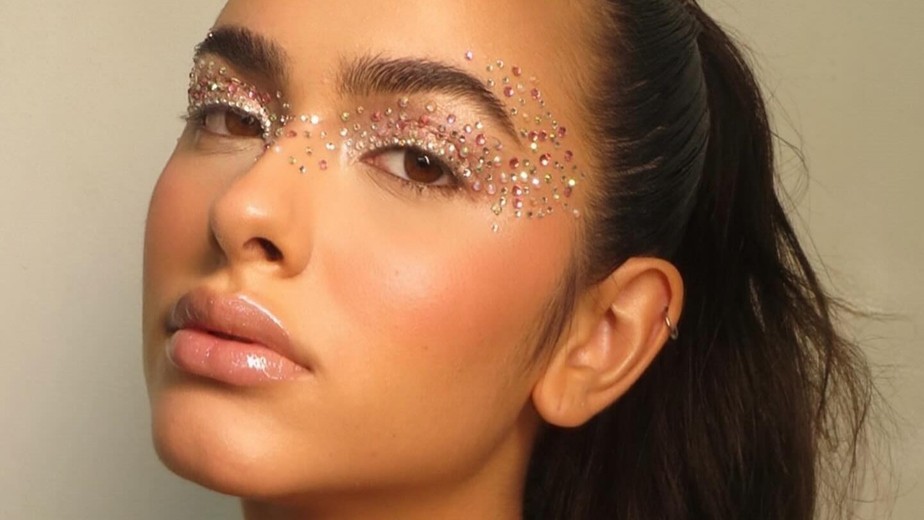 erros comuns ao colar pedrarias na maquiagem