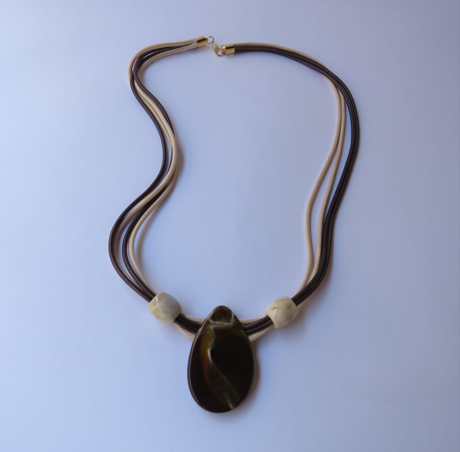 5 ideias de títulos:
1. Guia Completo: Como Fazer seu Próprio Colar de Fio Encerado
2. Estilos de Colares de Fio Encerado: Do Hippie ao Minimalista
3. Materiais Essenciais para Colares de Fio Encerado: Fios