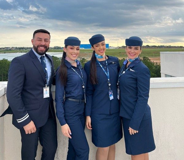 Guia Completo: Como Escolher a Melhor Escola de Aviação para Comissários