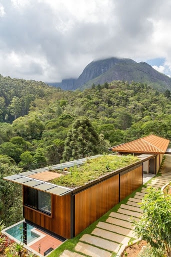Como a topografia do terreno afeta o projeto arquitetônico