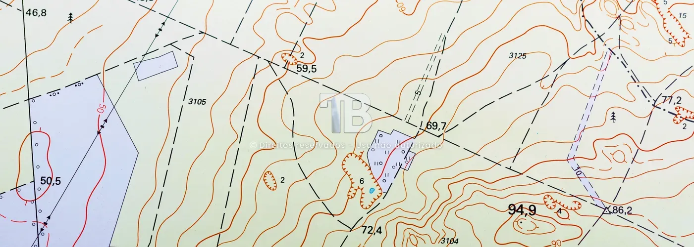 Como a topografia do terreno afeta o projeto arquitetônico