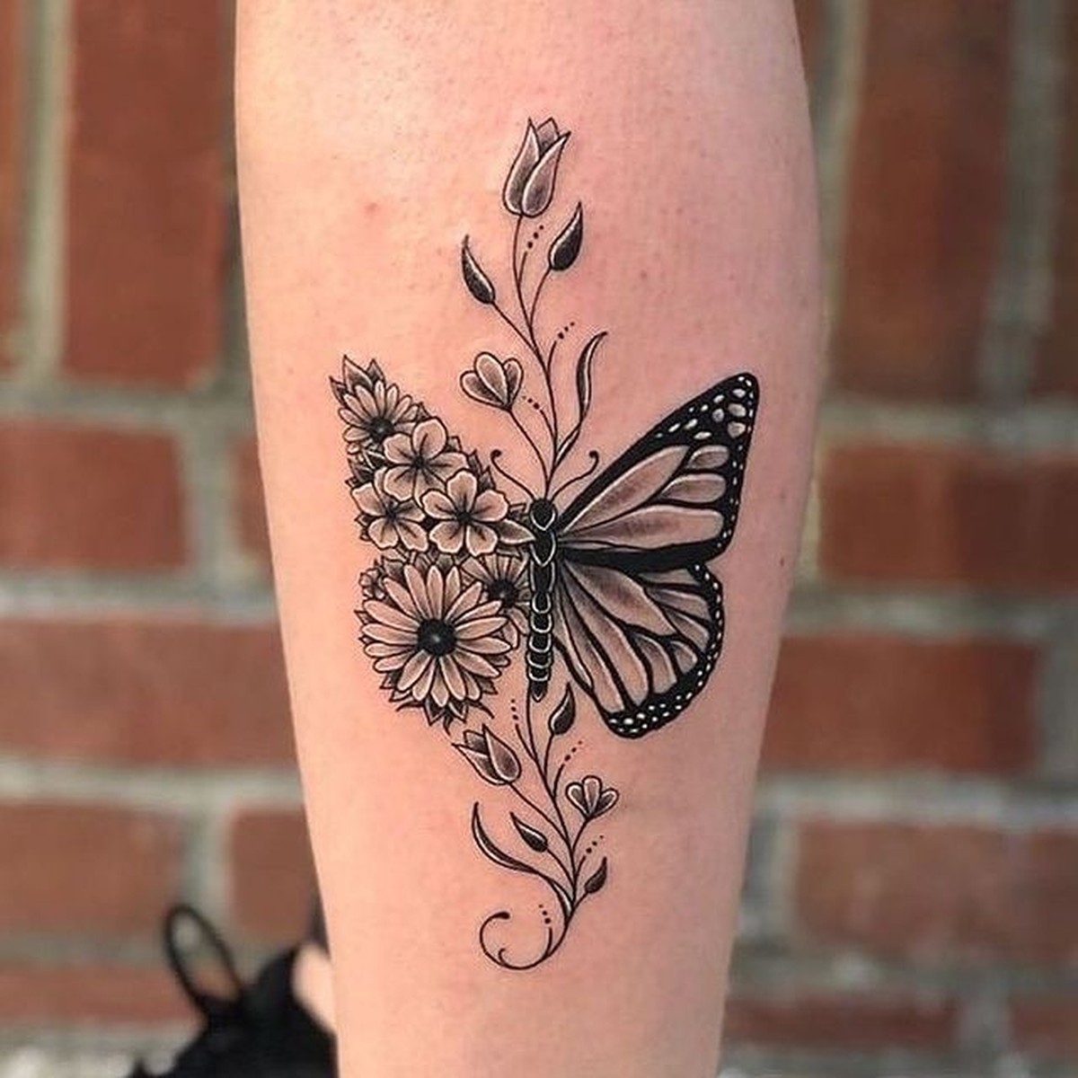 como cuidar de tatuagem floral na panturrilha