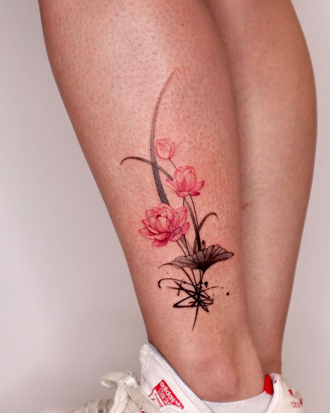 ideias tatuagem floral panturrilha feminina