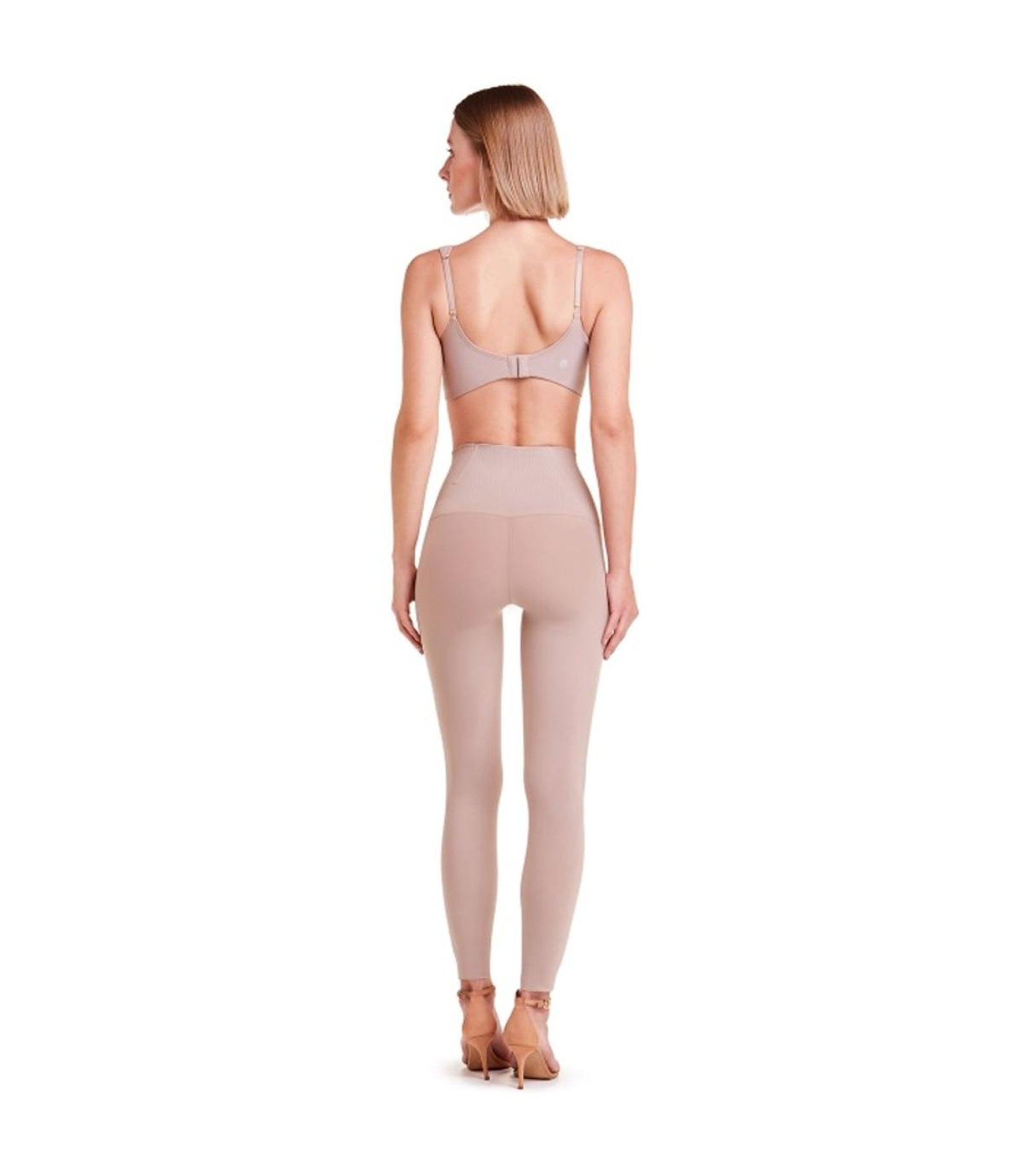 Tecidos que Disfarçam: O Segredo para Usar Calça Branca sem Medo