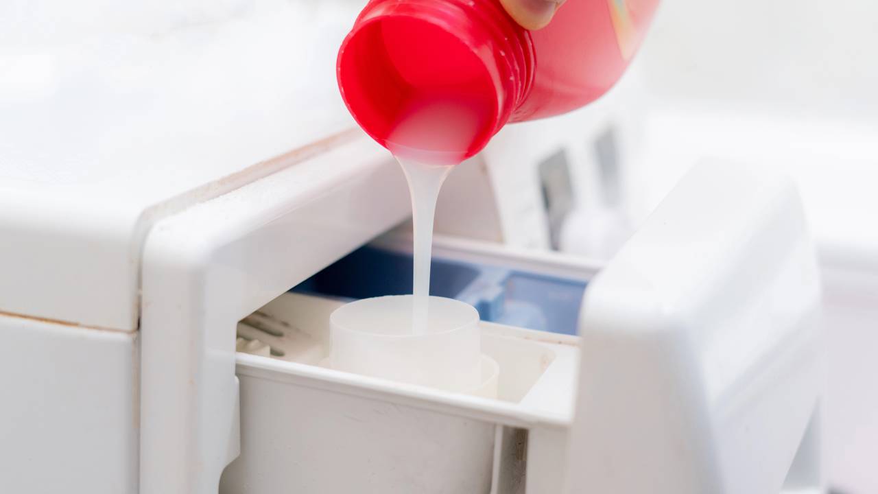 amaciante caseiro que deixa a roupa mais macia e perfumada