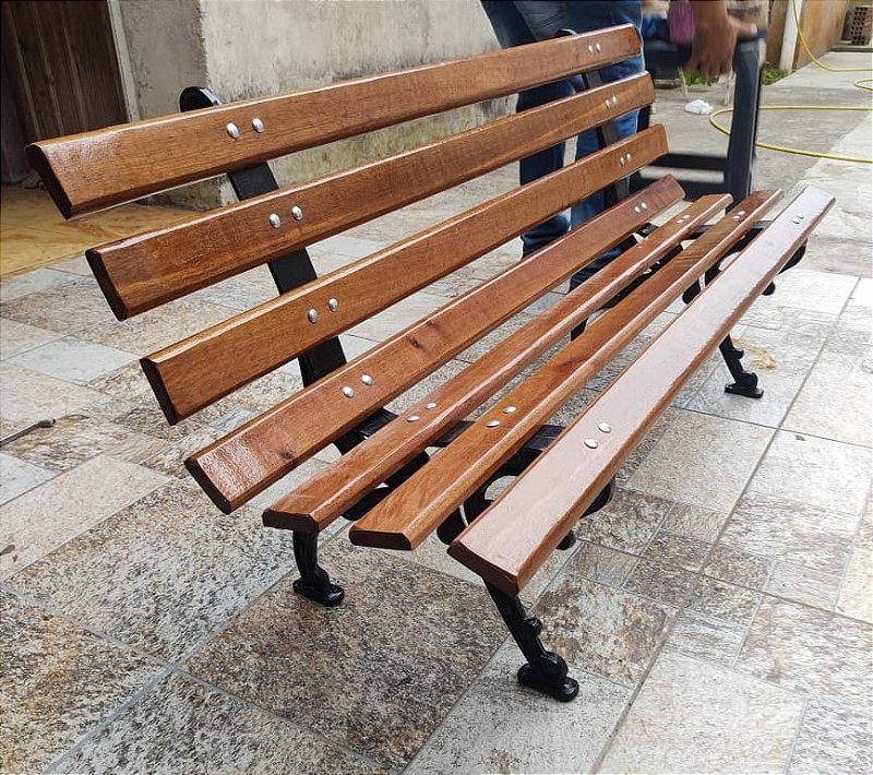 Como fazer um banco de madeira de paletes: projeto econômico e sustentável