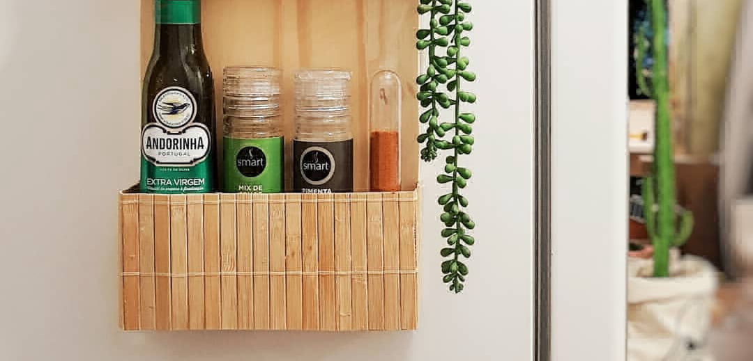 organizar temperos na geladeira com imãs