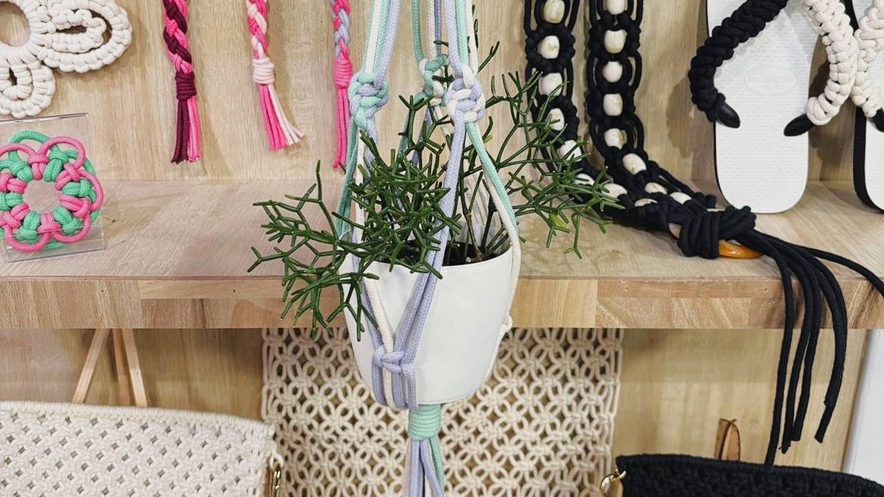 como fazer um suporte para plantas de macramê