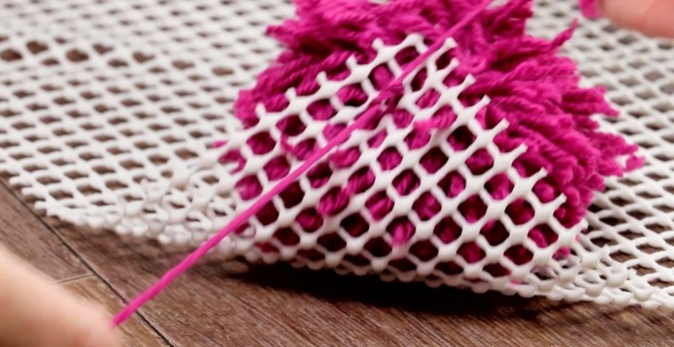 como fazer um tapete de pompom