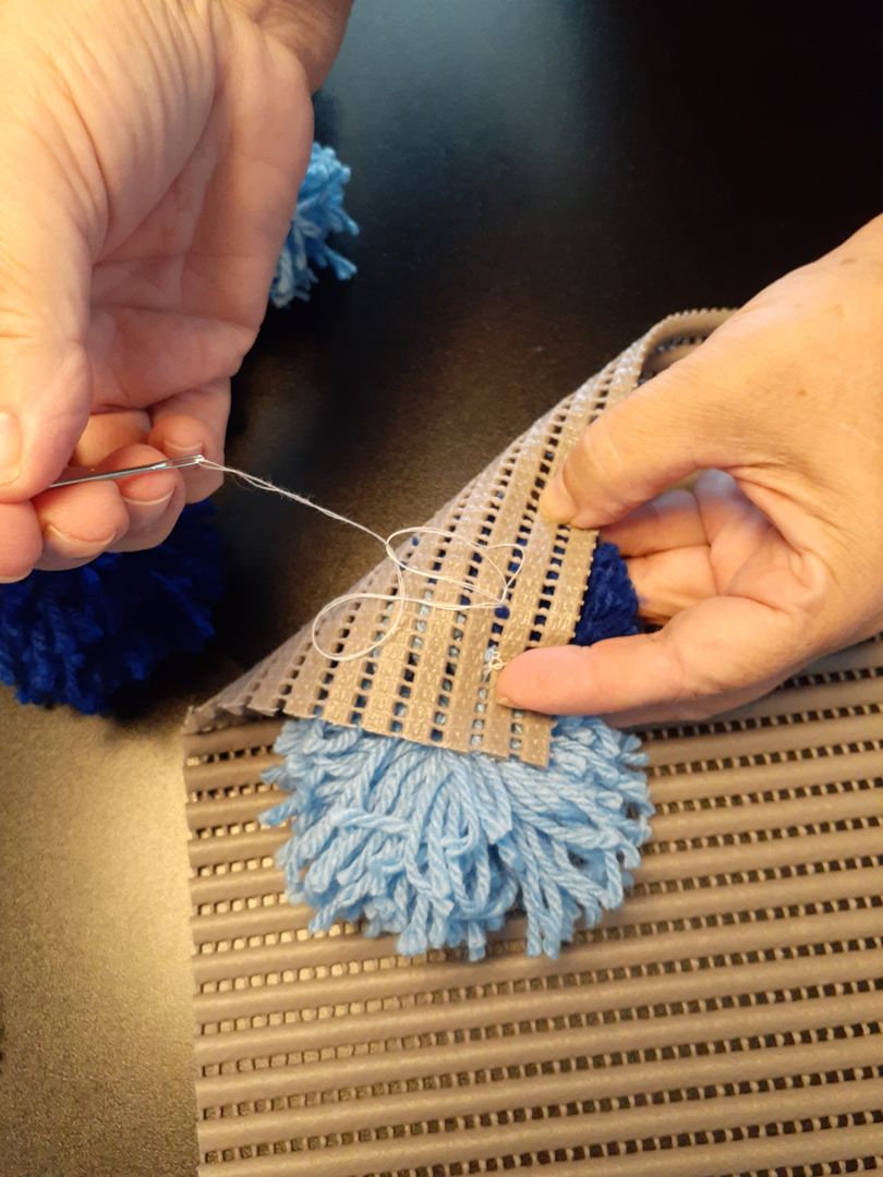 como fazer um tapete de pompom