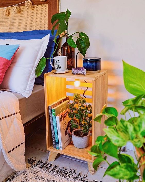 como fazer uma mesa de cabeceira com caixote