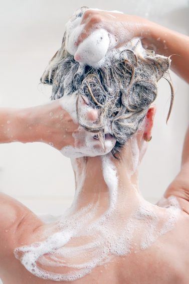 erros comuns ao lavar cabelo cacheado