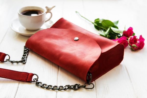 como limpar manchas de gordura em bolsa de couro