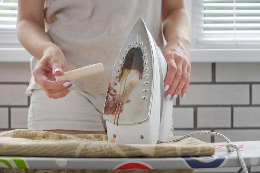 como limpar ferro de passar roupa queimado