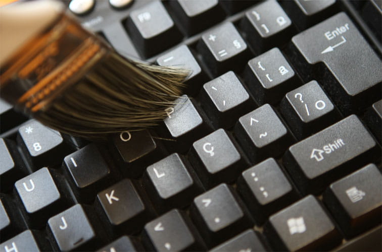 Como Remover Manchas Difíceis do Teclado do Notebook