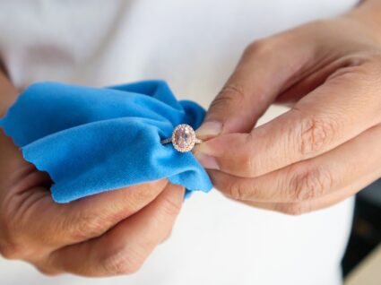 Como limpar joias de prata em casa