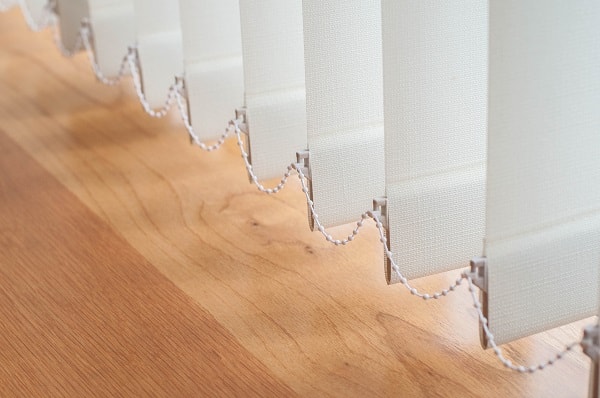 como limpar persianas verticais de tecido em casa