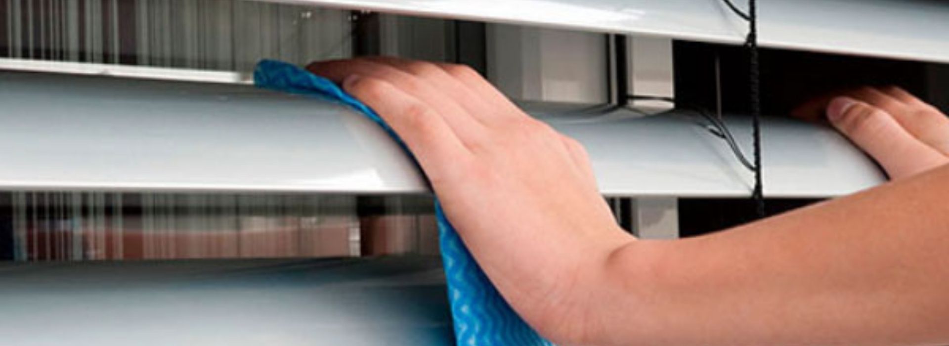 como limpar persianas verticais de tecido em casa