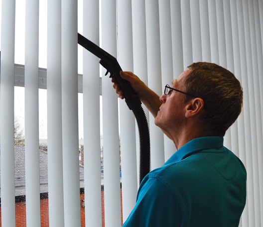 como limpar persianas verticais de tecido em casa