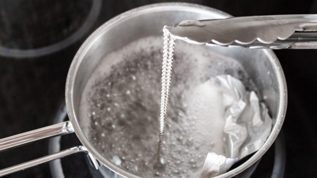 método eletrolítico para limpar joias de prata