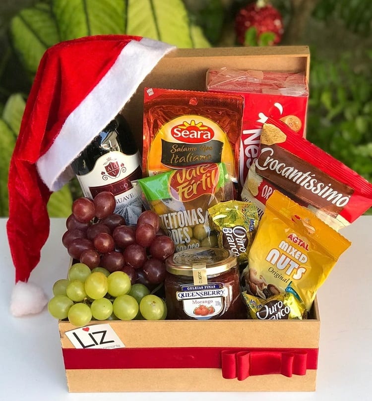 como organizar itens em cesta de natal