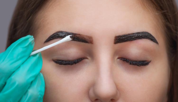 erros comuns ao tentar remover henna da sobrancelha