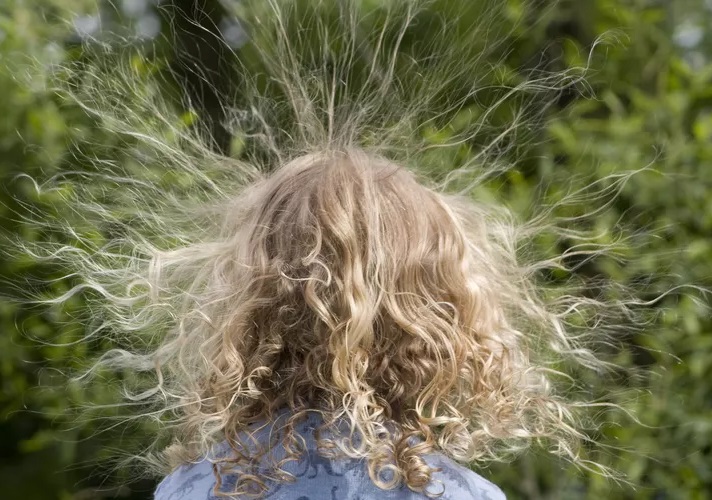 Tecidos que causam frizz: O impacto das fronhas na saúde do seu cabelo