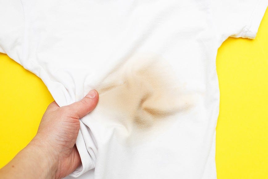 como tirar mancha amarela de roupa guardada