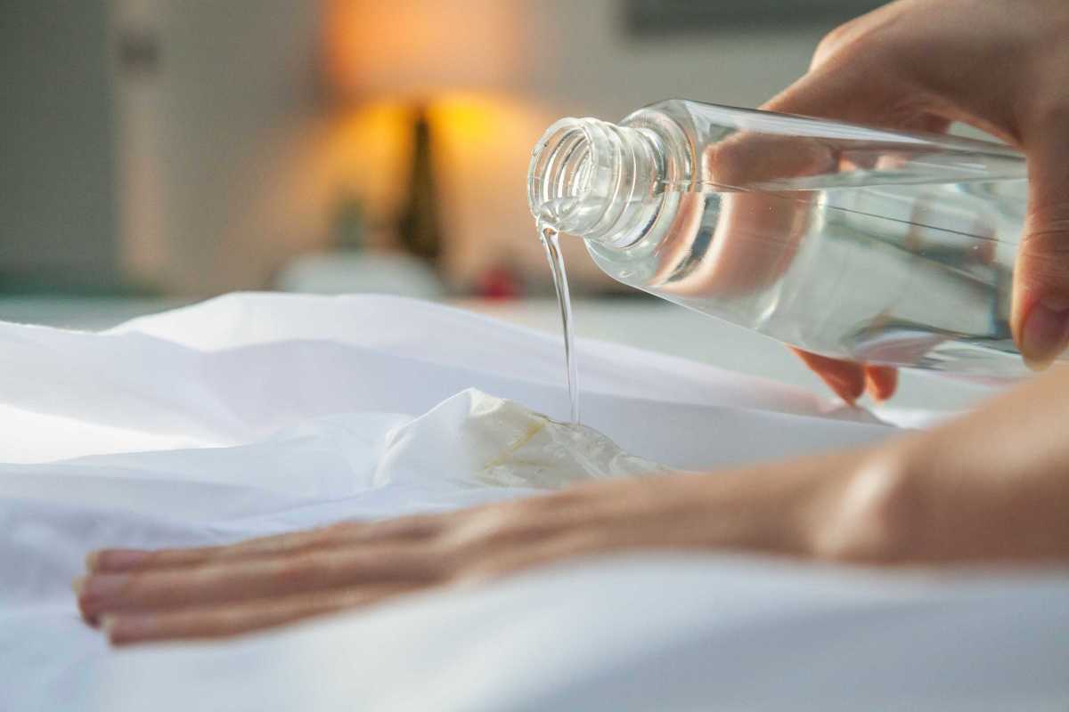 como tirar mancha amarela de roupa guardada